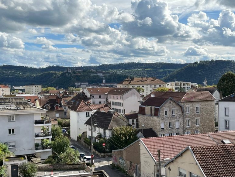 Vue sur la Citadelle et ses collines